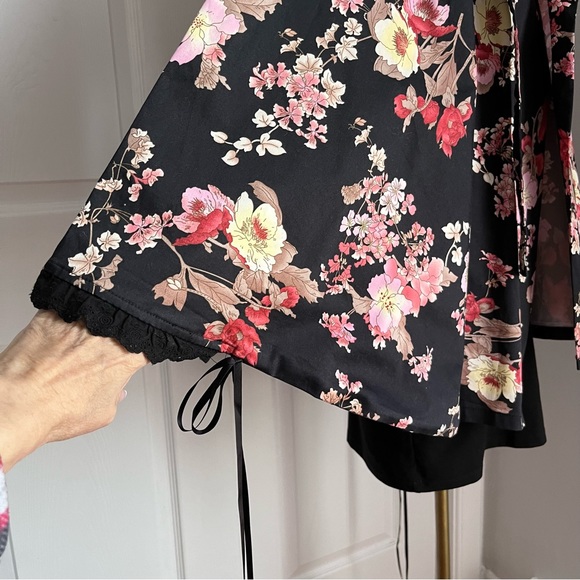 BODY LINE SHORT FLORAL KIMONO JACKET - Picture 8 of 16
